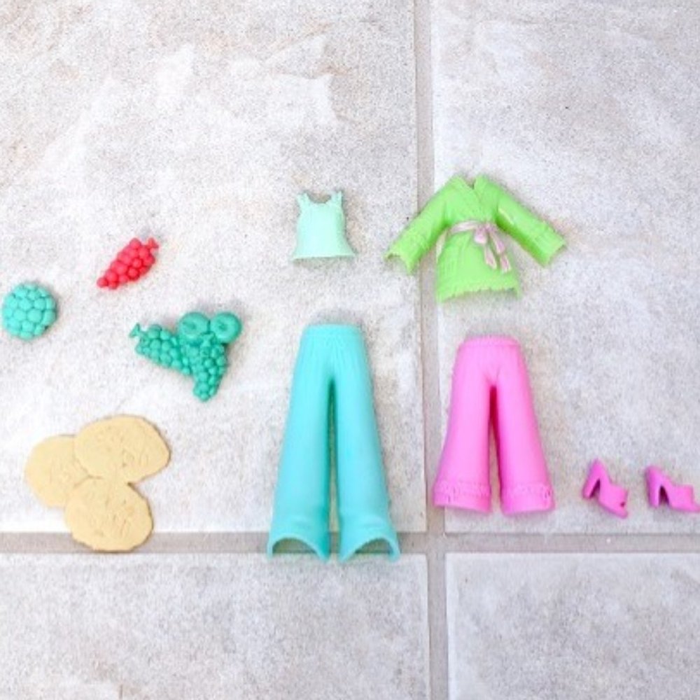 VINTAGE NEW DOLL Clothes shoes fruits Snacks